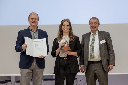 Prof. Dr. Stefan Diemer mit Preisträgerin Vera Maria Schuhmacher und Vertreter des Förderkreises der Hochschule Trier.