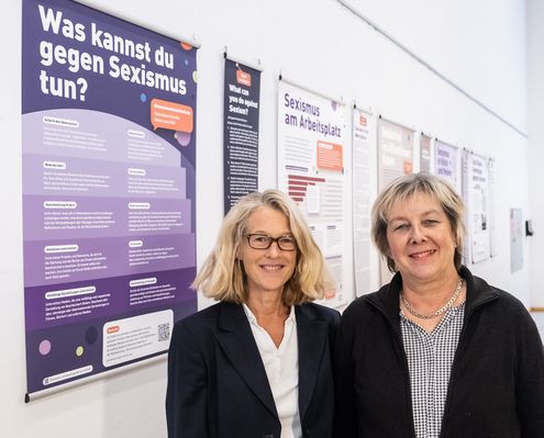 Zentrale Gleichstellungsbeauftragte der Hochschule Trier Prof. Dr. Rita Spatz und Kanzlerin der Hochschule Trier Claudia Hornig (rechts) vor der Ausstellung