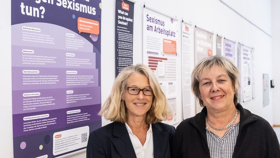 Zentrale Gleichstellungsbeauftragte der Hochschule Trier Prof. Dr. Rita Spatz und Kanzlerin der Hochschule Trier Claudia Hornig (rechts) vor der Ausstellung