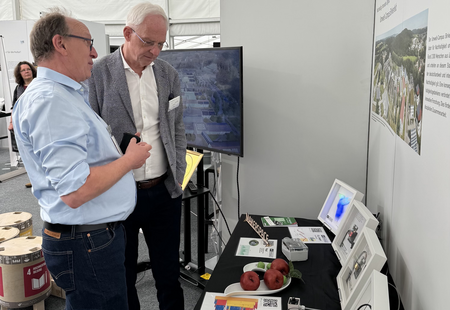 Prof. Dr. Klaus Gollmer (UCB) mit dem Oberbürgermeister der Stadt Trier Wolfram Leibe vor Exponaten zur IoT-Werkstatt.